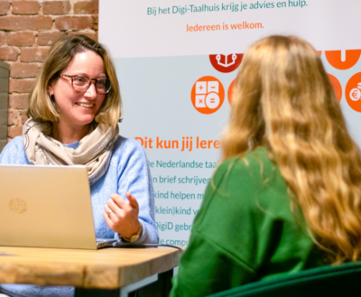 2 mensen in gesprek bij het TaalHuis