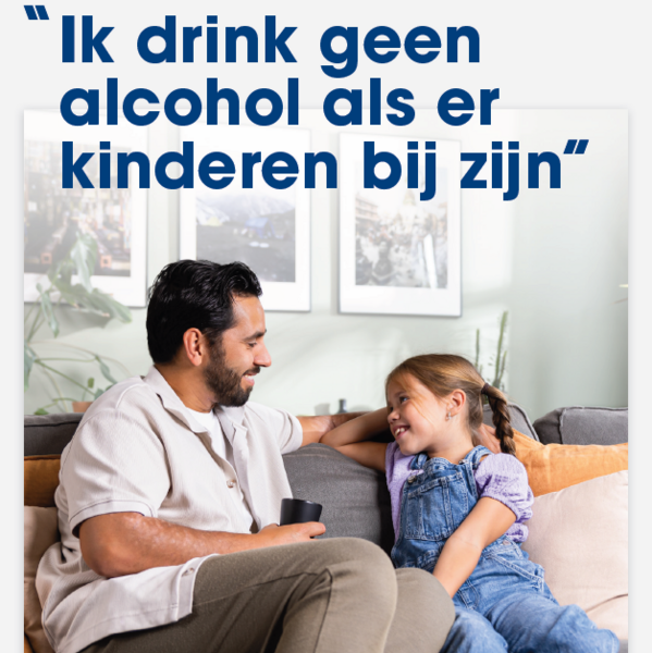 Poster van man die geen alcohol drinkt in het bijzijn van kind