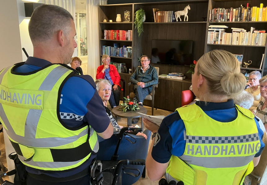 senioren luisteren aandachtig naar de uitleg van handhaving